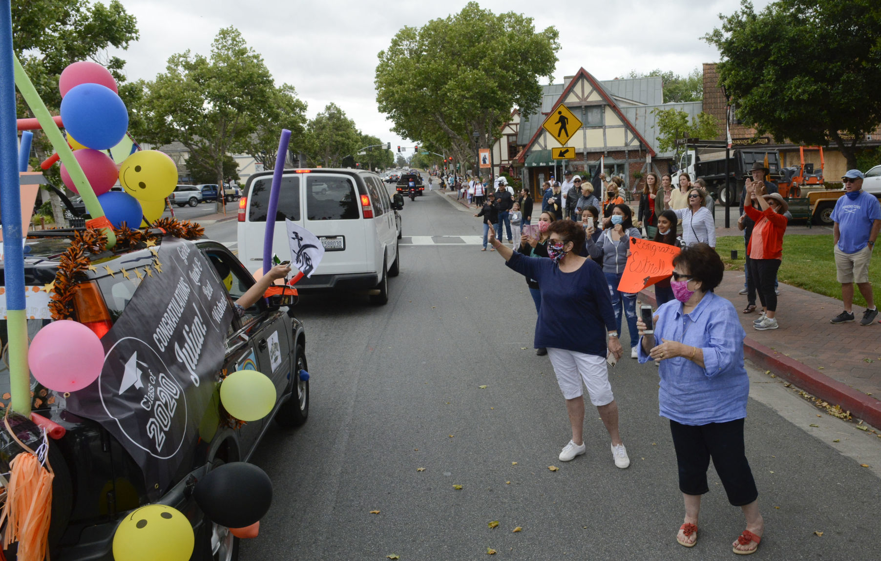 060520 SYVHS grad parade 08.jpg